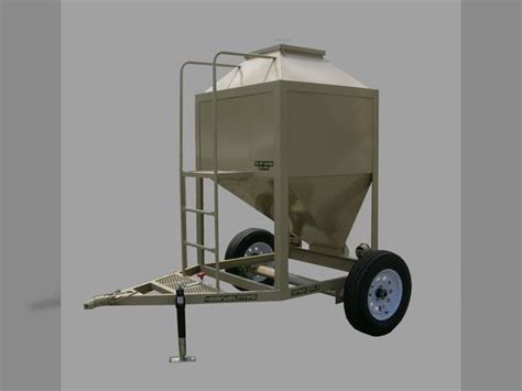 5 Ton Gooseneck. . 1 ton feed buggy for sale